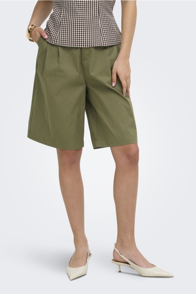 Only groene dames korte broek | Model vooraanzicht