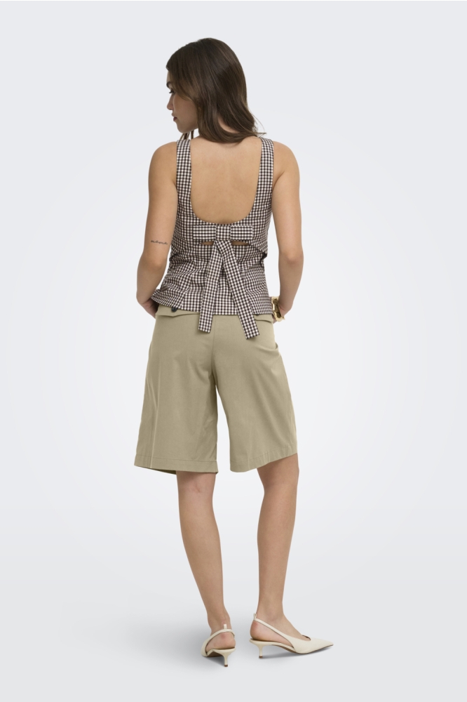 Only camel dames korte broek | Model achteraanzicht