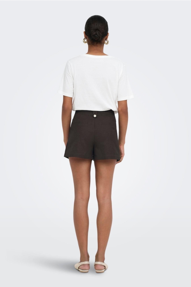 Only bruine dames korte broek | Model achteraanzicht