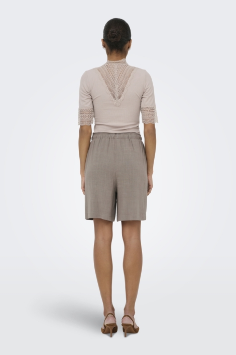 Only bruine dames korte broek | Model achteraanzicht