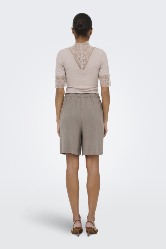 Only bruine dames korte broek | Model achteraanzicht
