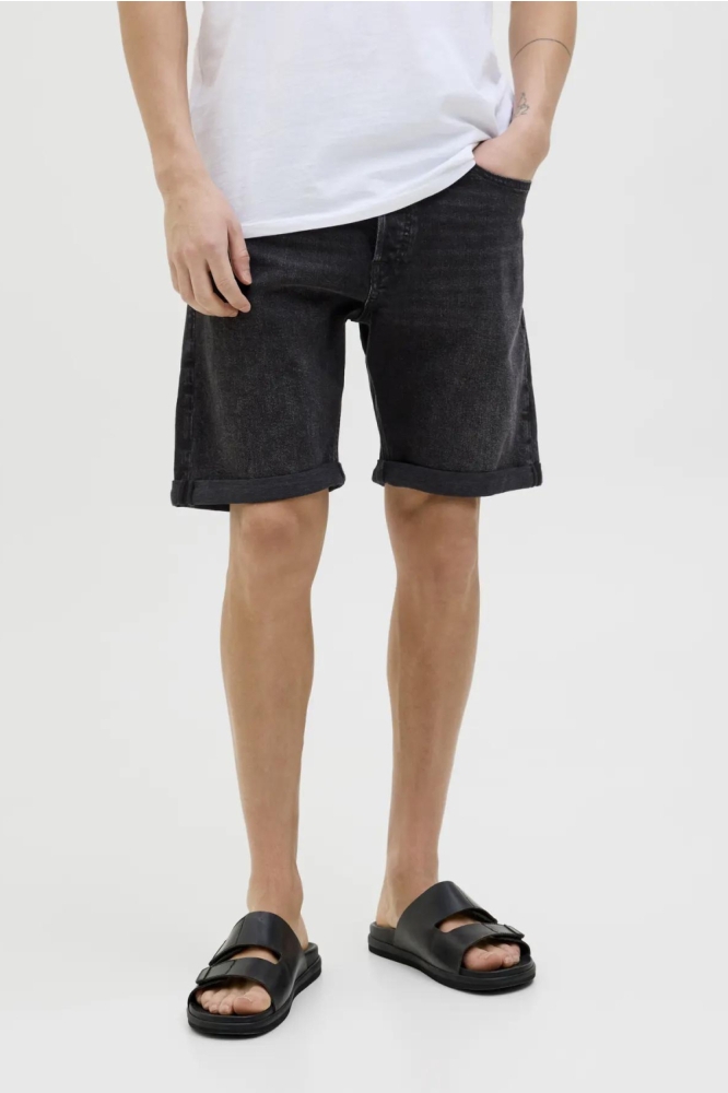 Jack & Jones zwarte heren korte broek | Model vooraanzicht