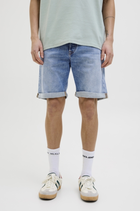 Jack & Jones blauwe heren korte broek | Model vooraanzicht