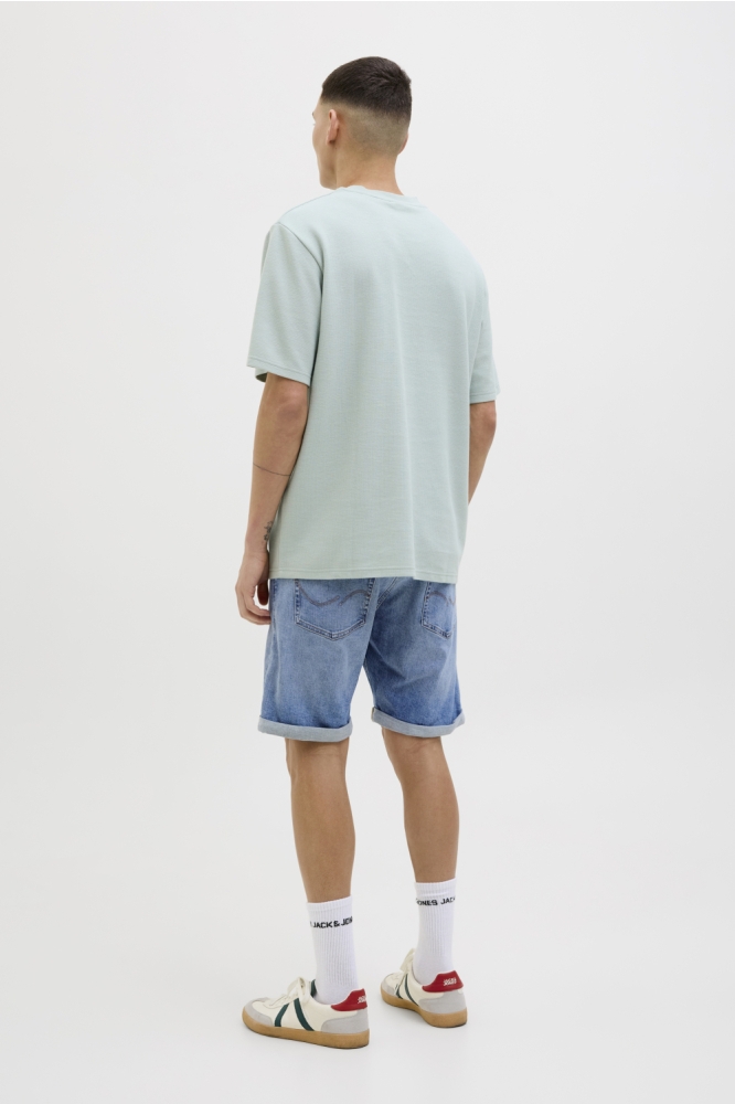 Jack & Jones blauwe heren korte broek | Model achteraanzicht