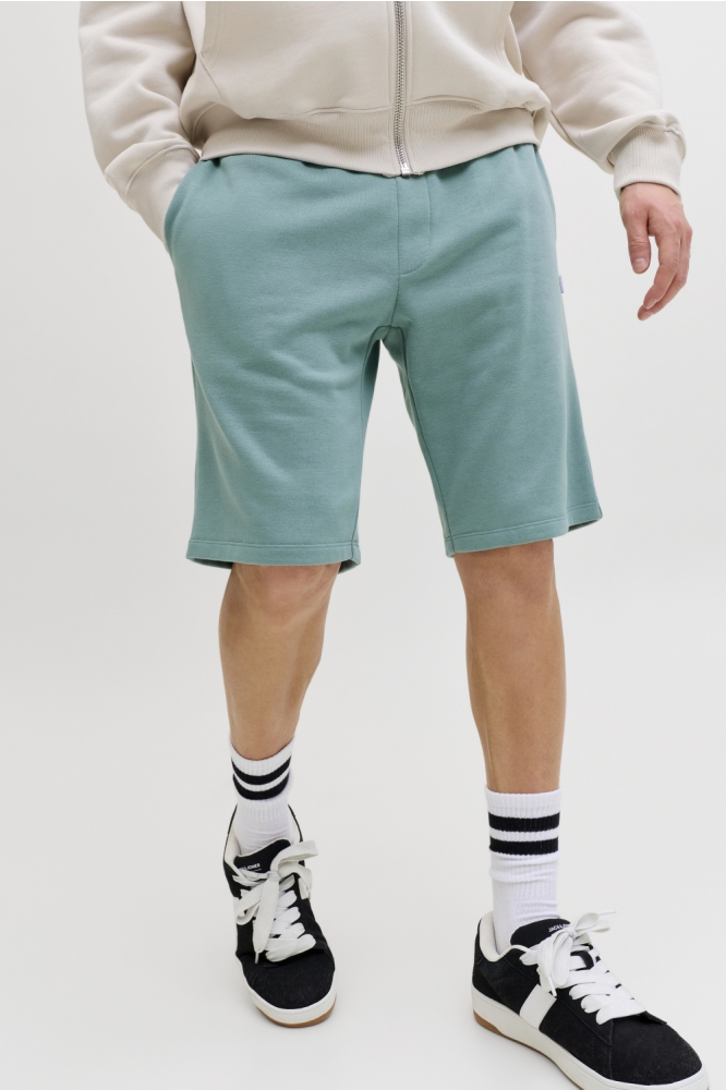 Jack & Jones blauwe heren korte broek | Model vooraanzicht