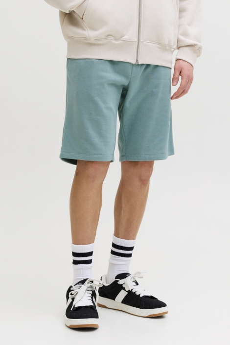 Jack & Jones blauwe heren korte broek | Model vooraanzicht