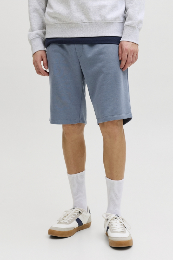 Jack & Jones blauwe heren korte broek | Model vooraanzicht