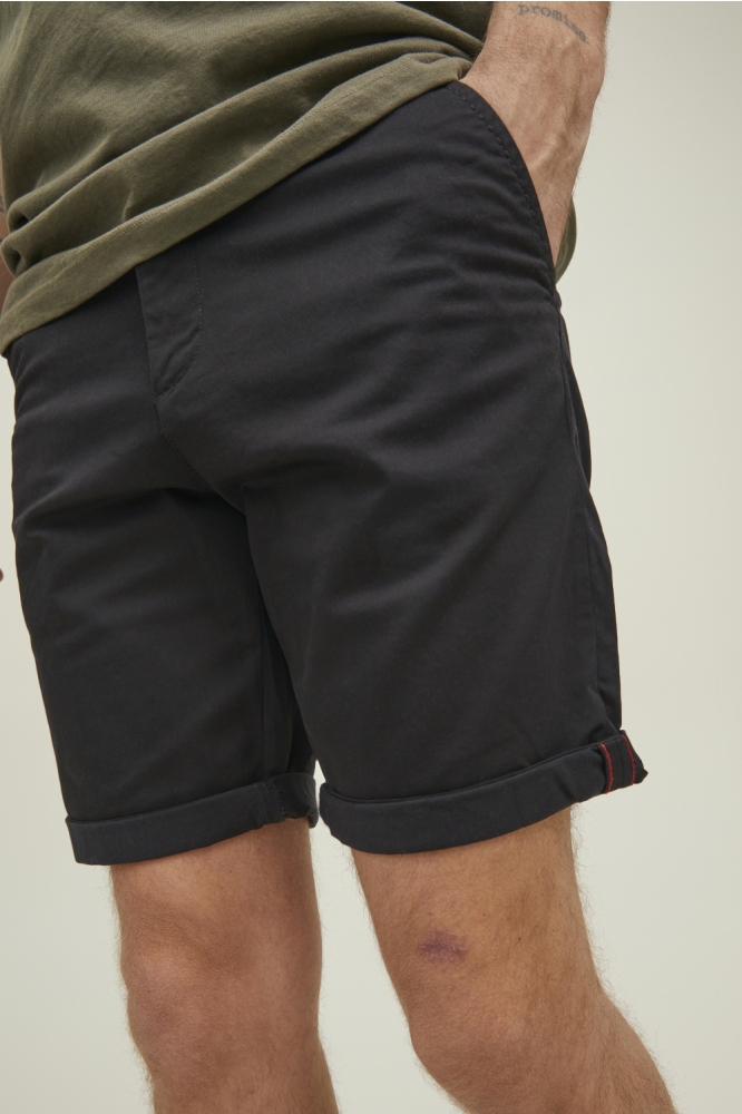 Jack & Jones zwarte heren korte broek | Model vooraanzicht