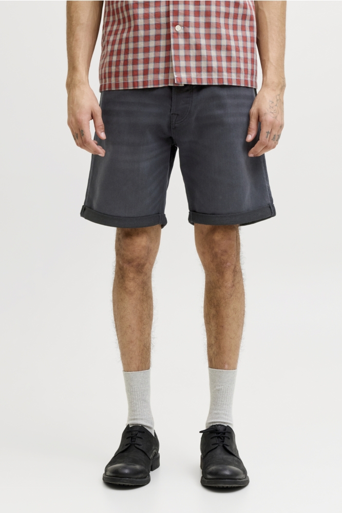 Jack & Jones zwarte heren korte broek | Model vooraanzicht