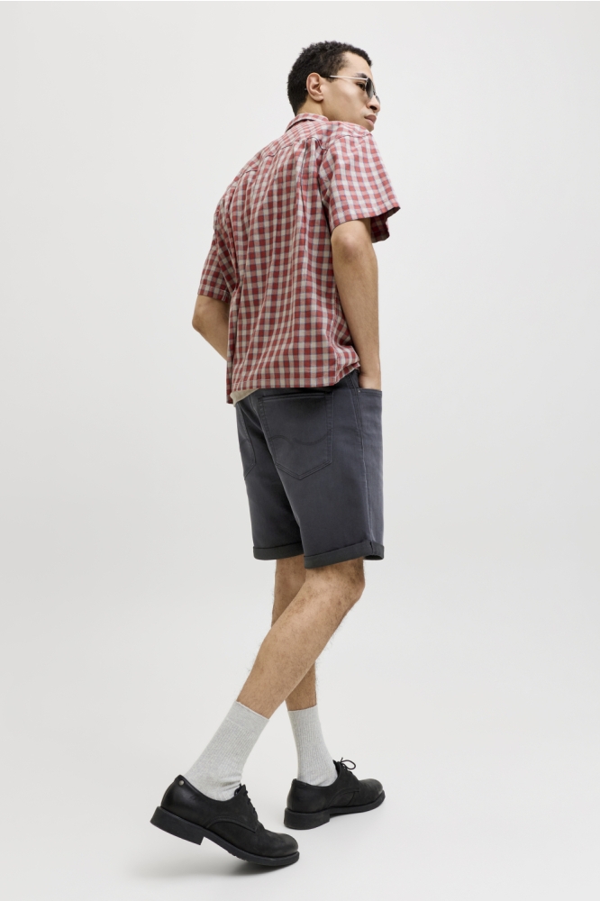 Jack & Jones zwarte heren korte broek | Model zijaanzicht