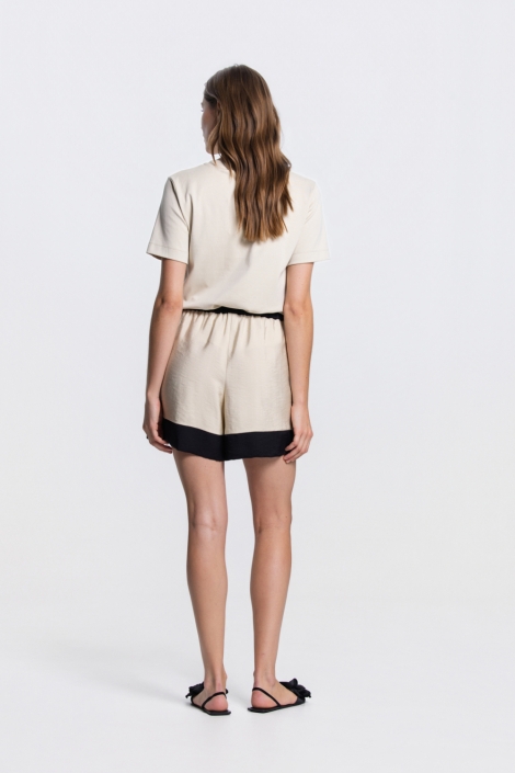 Juffrouw Jansen beige dames korte broek | Model achteraanzicht