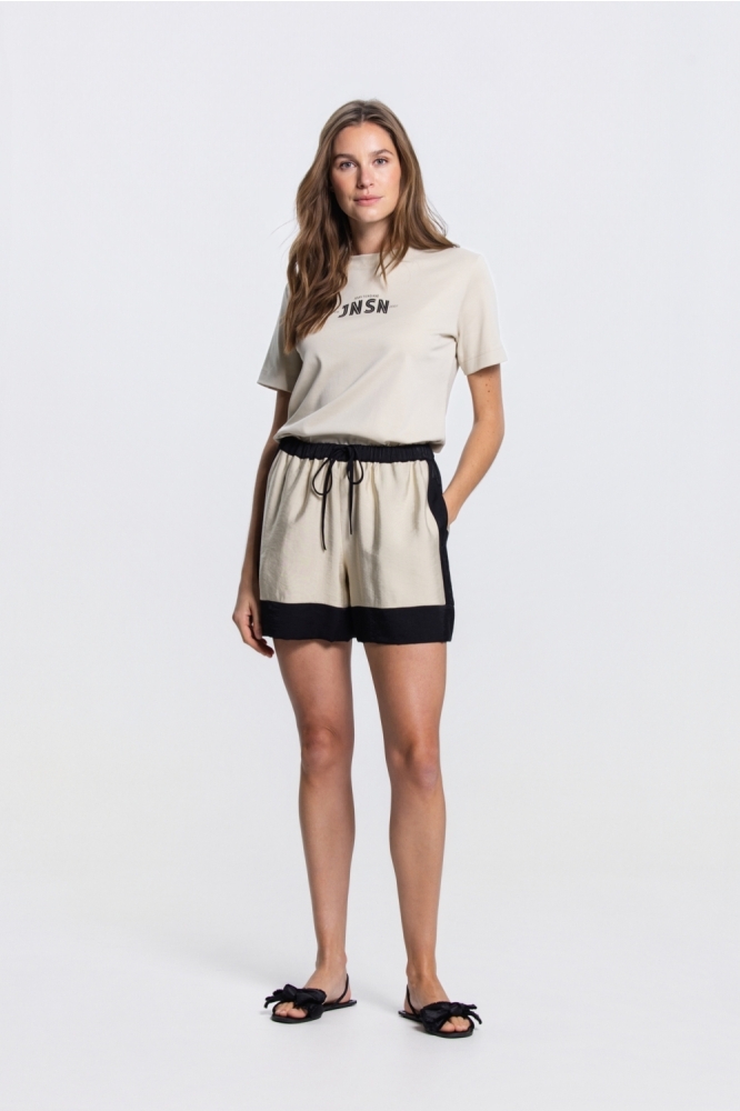 Juffrouw Jansen beige dames korte broek | Model