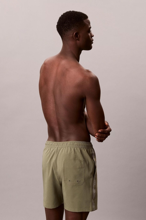 Calvin Klein groene heren korte broek | Model achteraanzicht