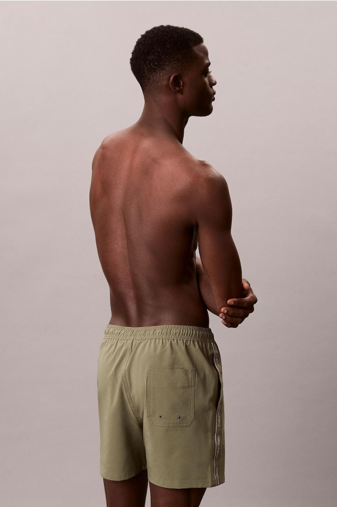 Calvin Klein groene heren korte broek | Model achteraanzicht