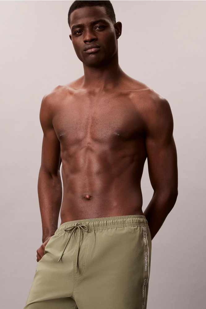 Calvin Klein groene heren korte broek | Model vooraanzicht