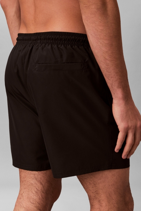 Calvin Klein zwarte heren korte broek | Model achteraanzicht