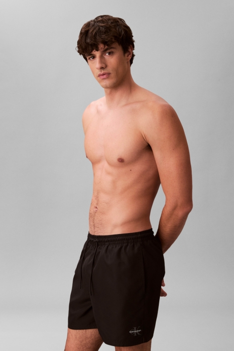 Calvin Klein zwarte heren korte broek | Model zijaanzicht