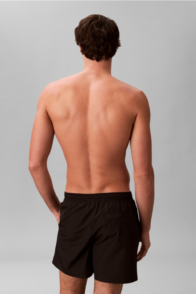 Calvin Klein zwarte heren korte broek | Model achteraanzicht