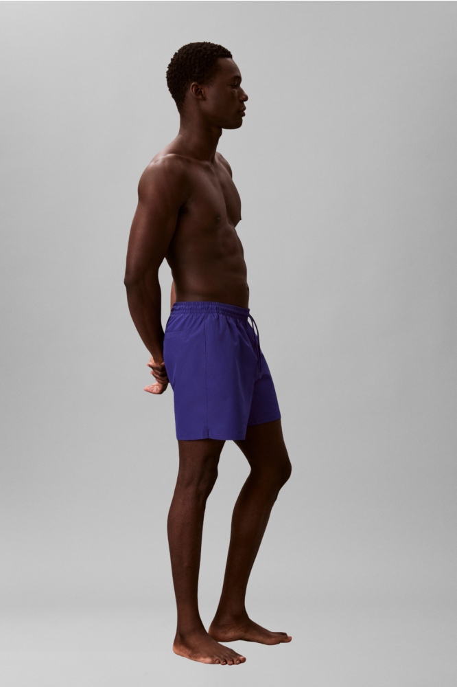 Calvin Klein blauwe heren korte broek | Model zijaanzicht