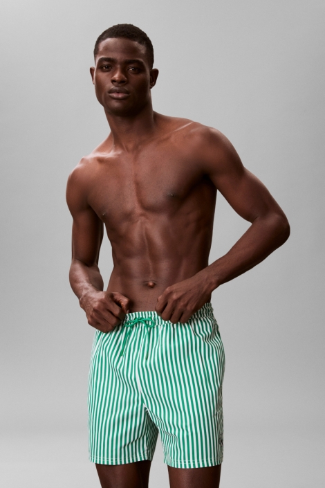 Calvin Klein groene heren korte broek | Model vooraanzicht