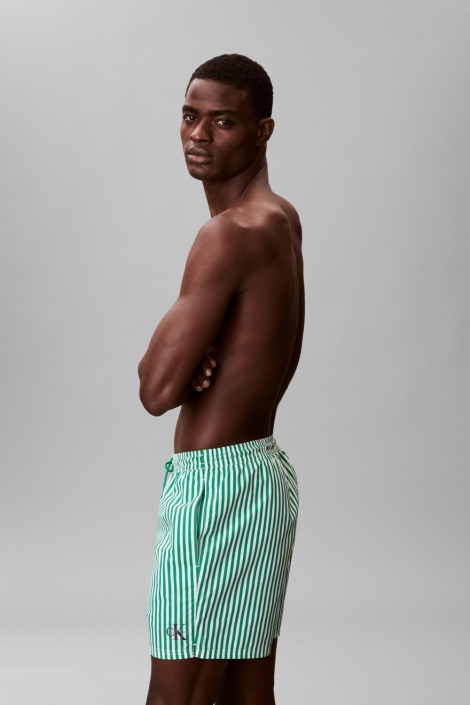 Calvin Klein groene heren korte broek | Model zijaanzicht