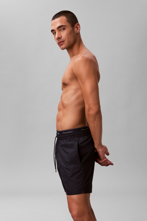 Calvin Klein blauwe heren korte broek | Model zijaanzicht