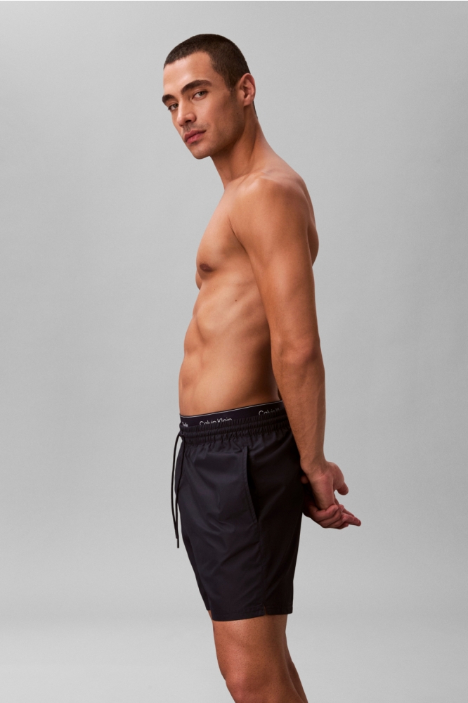 Calvin Klein blauwe heren korte broek | Model zijaanzicht