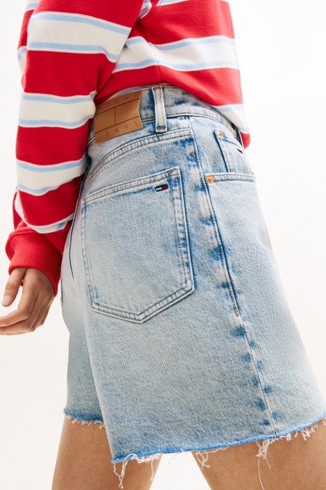 Tommy Jeans blauwe dames korte broek | Model zijaanzicht