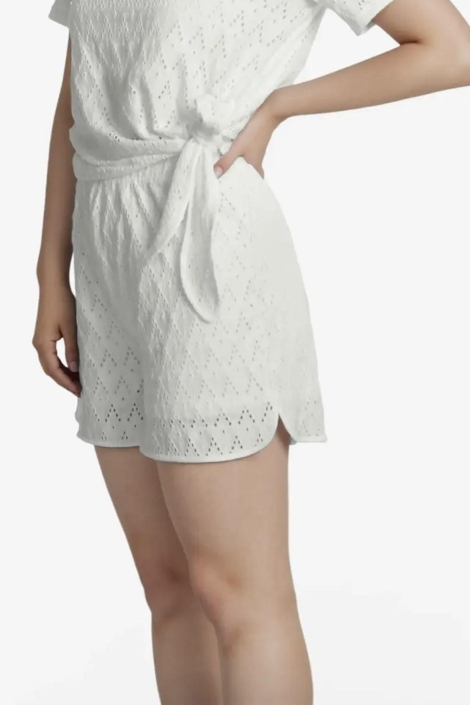 Vila witte dames korte broek | Model zijaanzicht