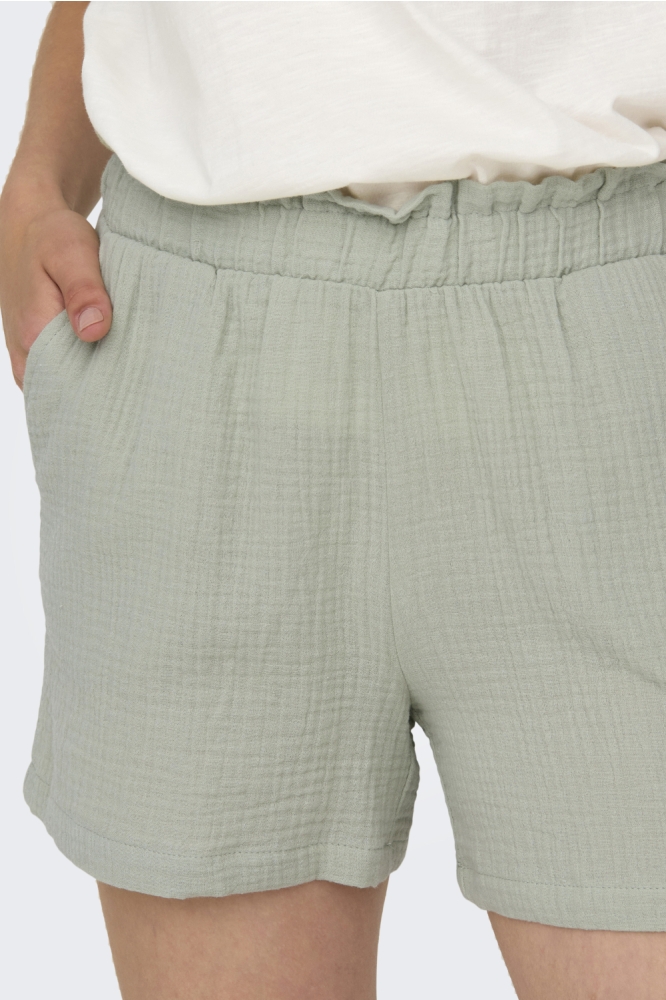 Jacqueline de Yong groene dames korte broek | Model vooraanzicht