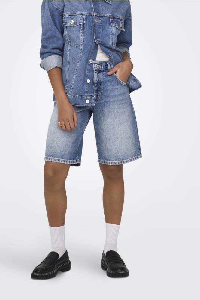 Only blauwe dames korte broek | Model vooraanzicht