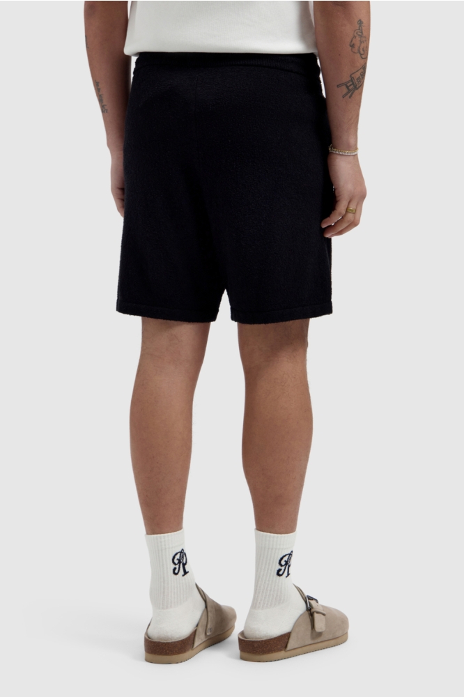 Pure Path zwarte heren korte broek | Model achteraanzicht