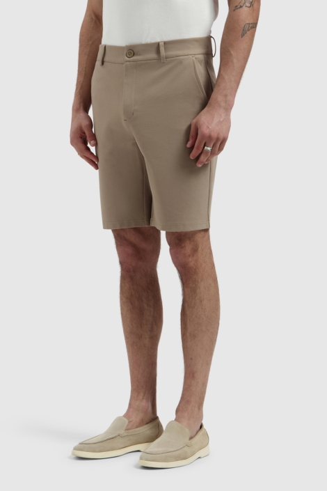 Pure Path taupe heren korte broek | Model vooraanzicht