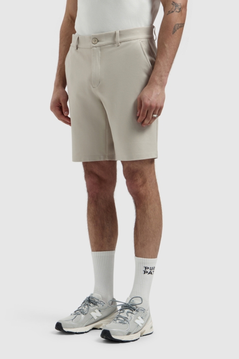 Pure Path zand heren korte broek | Model vooraanzicht