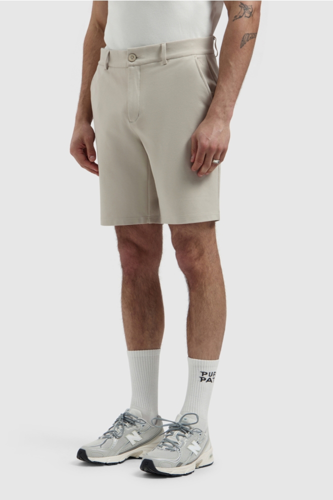 Pure Path zand heren korte broek | Model vooraanzicht