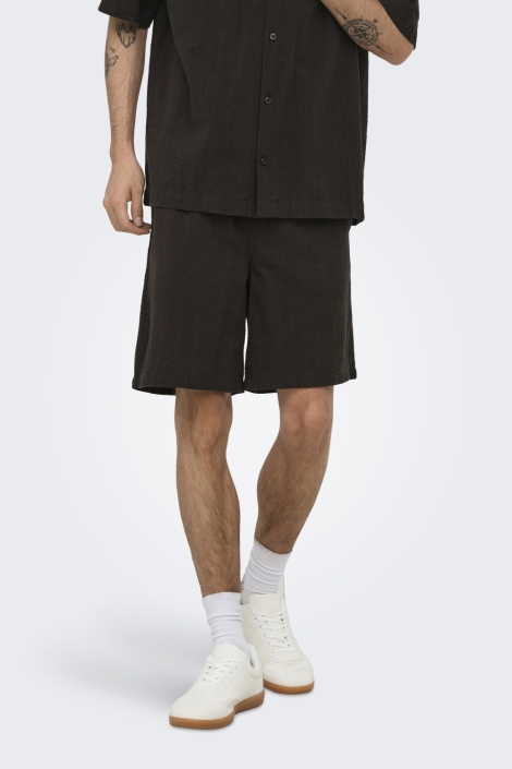 Only & Sons bruine heren korte broek | Model vooraanzicht