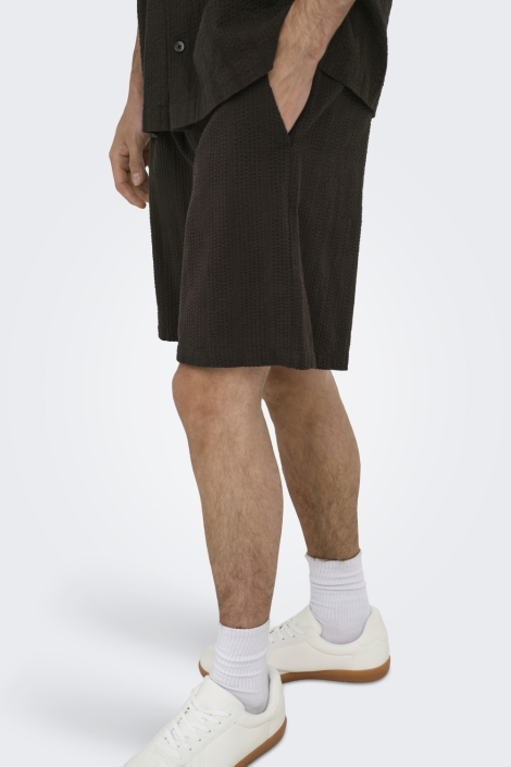 Only & Sons bruine heren korte broek | Model zijaanzicht