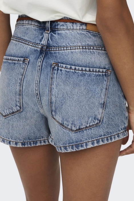 Only blauwe dames korte broek | Model achteraanzicht