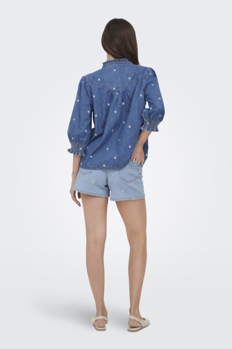 Only blauwe dames korte broek | Model achteraanzicht