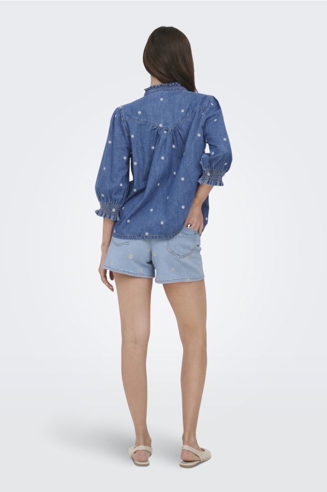 Only blauwe dames korte broek | Model achteraanzicht