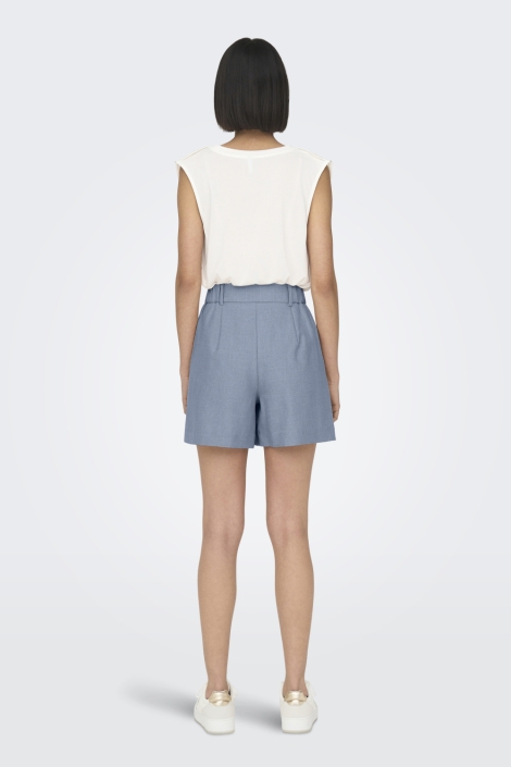 Only blauwe dames korte broek | Model achteraanzicht