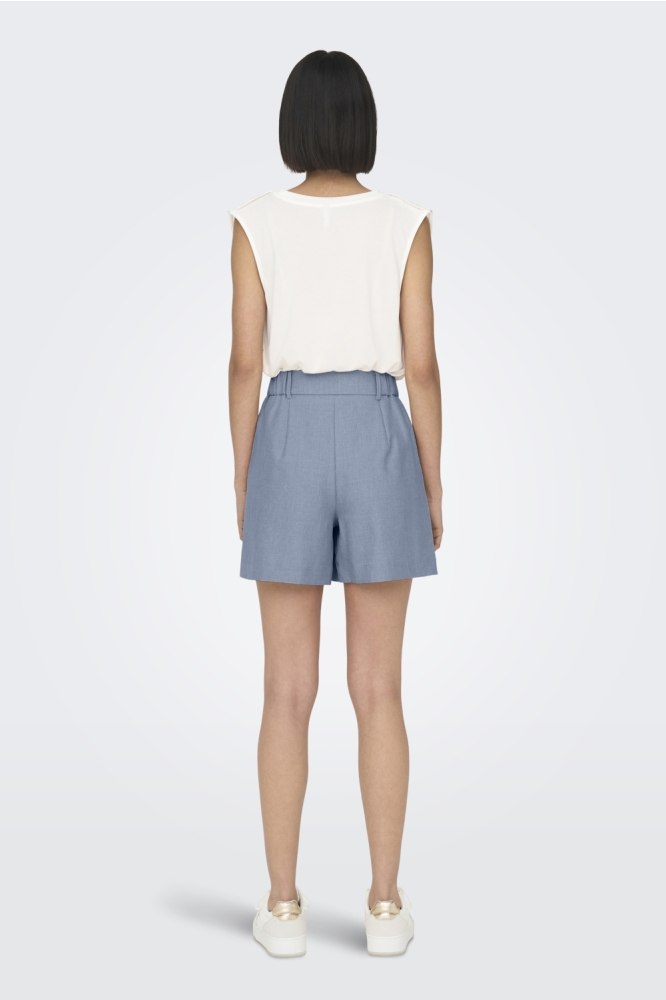 Only blauwe dames korte broek | Model achteraanzicht