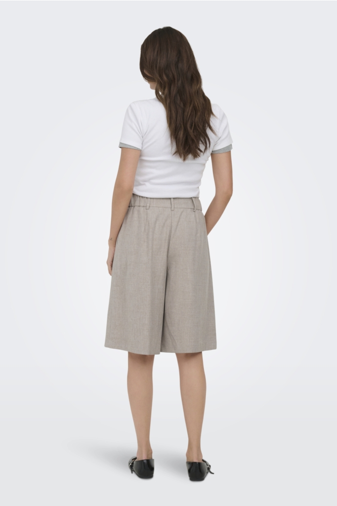 Only taupe dames korte broek | Model achteraanzicht