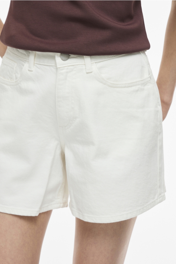 Vila witte dames korte broek | Model vooraanzicht