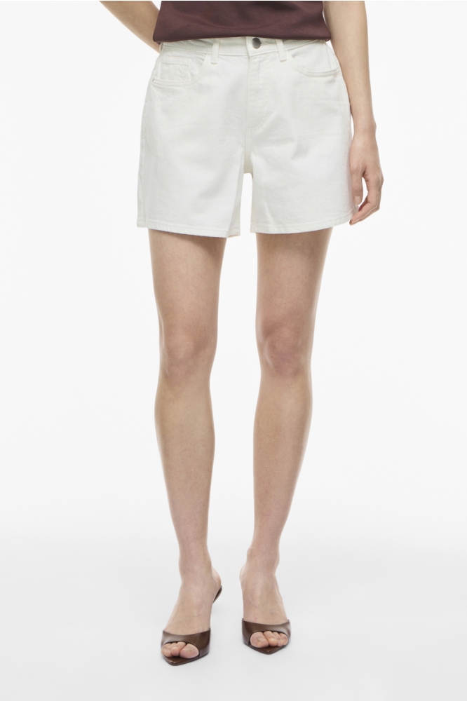Vila witte dames korte broek | Model vooraanzicht