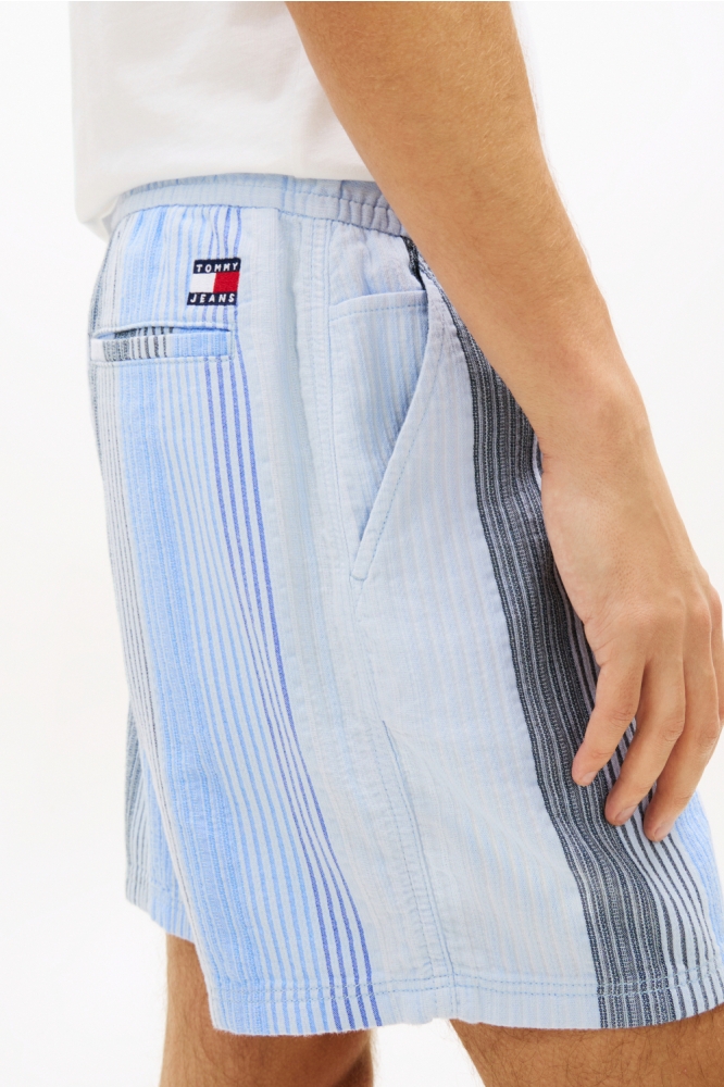 Tommy Jeans blauwe heren korte broek | Model zijaanzicht