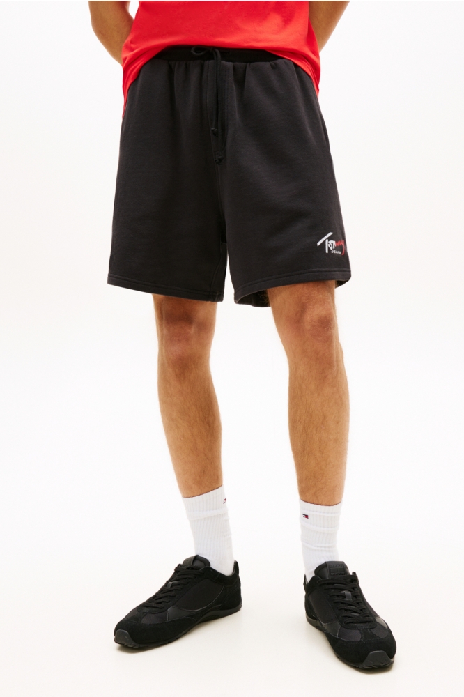 Tommy Jeans zwarte heren korte broek | Model vooraanzicht