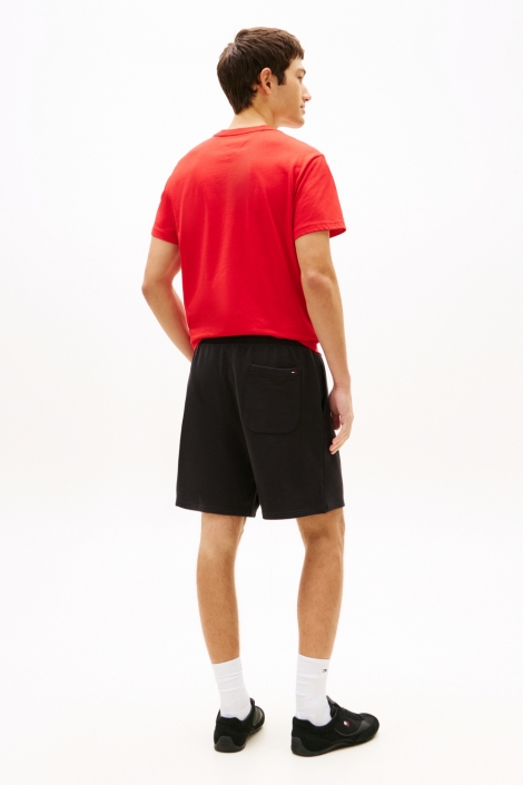 Tommy Jeans zwarte heren korte broek | Model