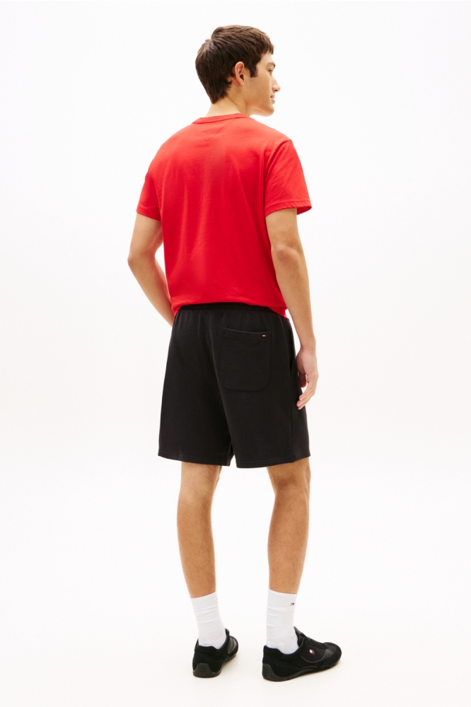 Tommy Jeans zwarte heren korte broek | Model