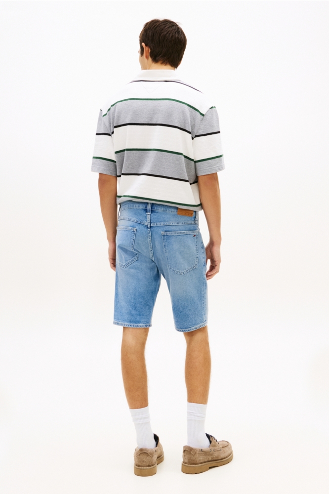 Tommy Jeans blauwe heren korte broek | Model